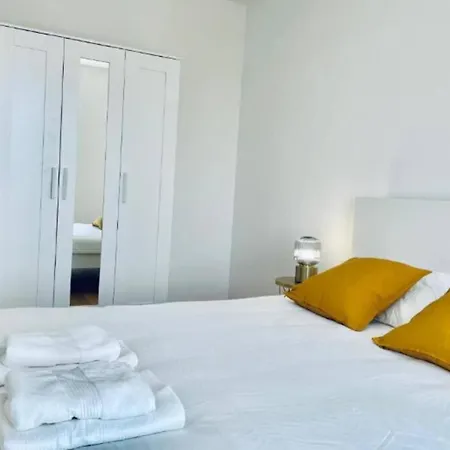 Elegant 2 Bedrooms In Center With Parking &terrace- 142-99 Apartman *