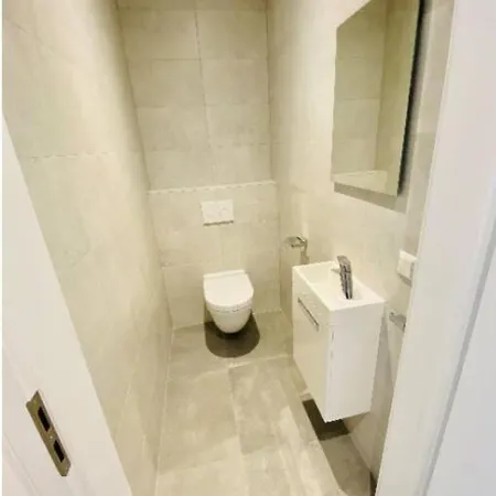 Elegant 2 Bedrooms In Center With Parking &terrace- 142-99 Apartman