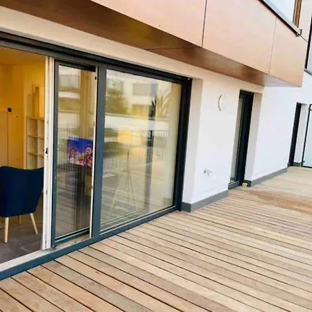 Elegant 2 Bedrooms In Center With Parking &terrace- 142-99 Apartman